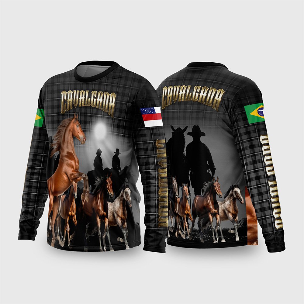 Arte Estampa Vetor Camisa Cavalgada Vaquejada Modelo 01.jpg apresenta o mockup de uma camisa de manga longa para cavalgada na cor preta e cinza com padronagem xadrez nos ombros, ilustração realista de cavalos correndo sob o luar, escritas em tipografia dourada 3D, bandeiras do Brasil e de estados nas mangas em sublimação total CorelDRAW.