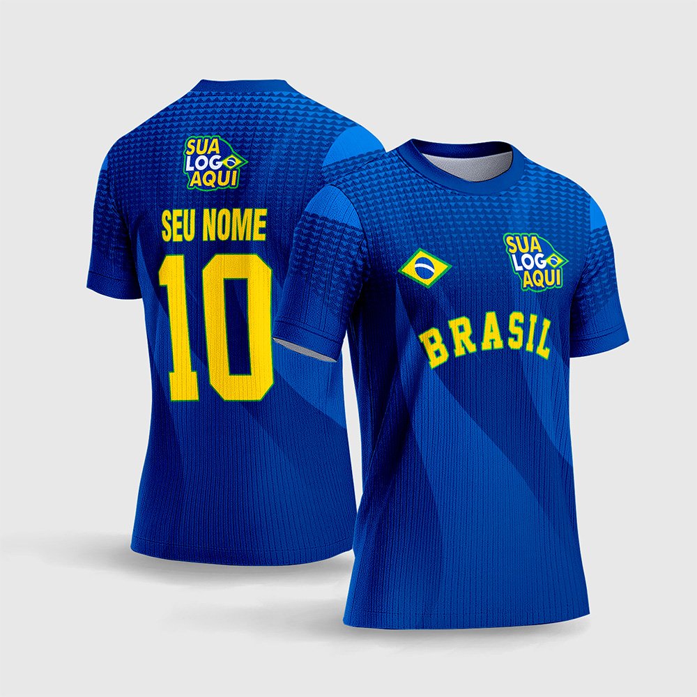 Arte Camisa Brasil Copa do Mundo 2026 Modelo 03.jpg apresenta o mockup de um fardamento da seleção brasileira na cor azul royal com padrão de microtriângulos geométricos em degradê nos ombros e peito, faixas transversais em tons de azul, espaço para logotipo personalizado e numeração esportiva amarela nas costas em sublimação total CorelDRAW.