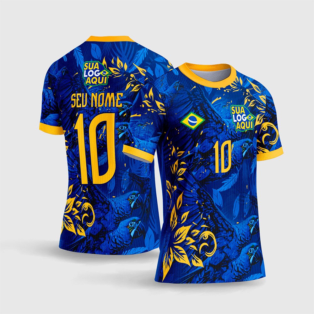 Arte Camisa Brasil Copa do Mundo 2026 Modelo 06.jpg apresenta o mockup do fardamento titular da Seleção Brasileira na cor amarelo ouro com mangas estampadas em grafismos poligonais abstratos em tons de verde e azul, escudo oficial da CBF, gola V moderna, e numeração esportiva verde com nome personalizado nas costas em sublimação total CorelDRAW.