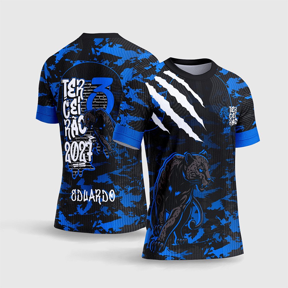 Arte Vetor Camisa Terceirão Pantera Negra Textura Azul.jpg apresenta o mockup de um fardamento escolar de formatura com padrão camuflado azul e preto, destacando uma estampa frontal de pantera negra com marcas de garras rasgadas em branco, e um layout traseiro com o número 3 grande, escrita Terceirão 2027 e o nome Eduardo em sublimação total CorelDRAW.