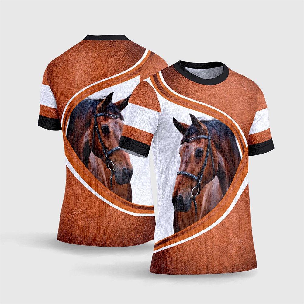 Arte Estampa Vetor Camisa Cavalgada Vaquejada Modelo 02.jpg apresenta o mockup de uma camisa de manga longa para cavalgada em tons terrosos com padronagem xadrez nos ombros, ilustração realista de cavalos correndo sob o luar, escritas em tipografia dourada 3D, bandeiras do Brasil e de estados nas mangas em sublimação total CorelDRAW.