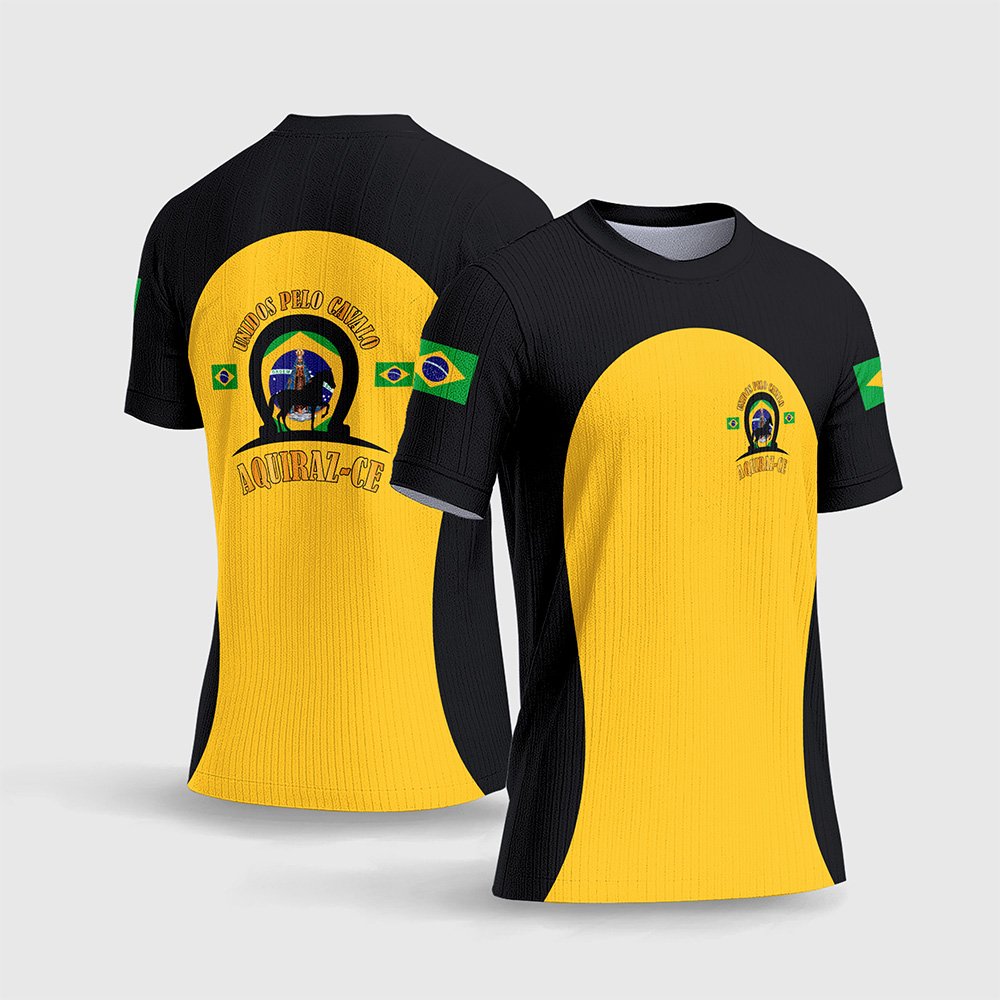 Arte Estampa Vetor Camisa Cavalgada Vaquejada Modelo 02 - Unidos Pelo Cavalo.jpg apresenta o mockup de um fardamento de cavalgada nas cores amarelo ouro e preto, exibindo um painel arqueado contrastante, brasão com ferradura, silhueta de cavalo sobre o mapa do Brasil e a escrita Unidos Pelo Cavalo Aquiraz-CE, com bandeiras brasileiras nas mangas em sublimação total CorelDRAW.