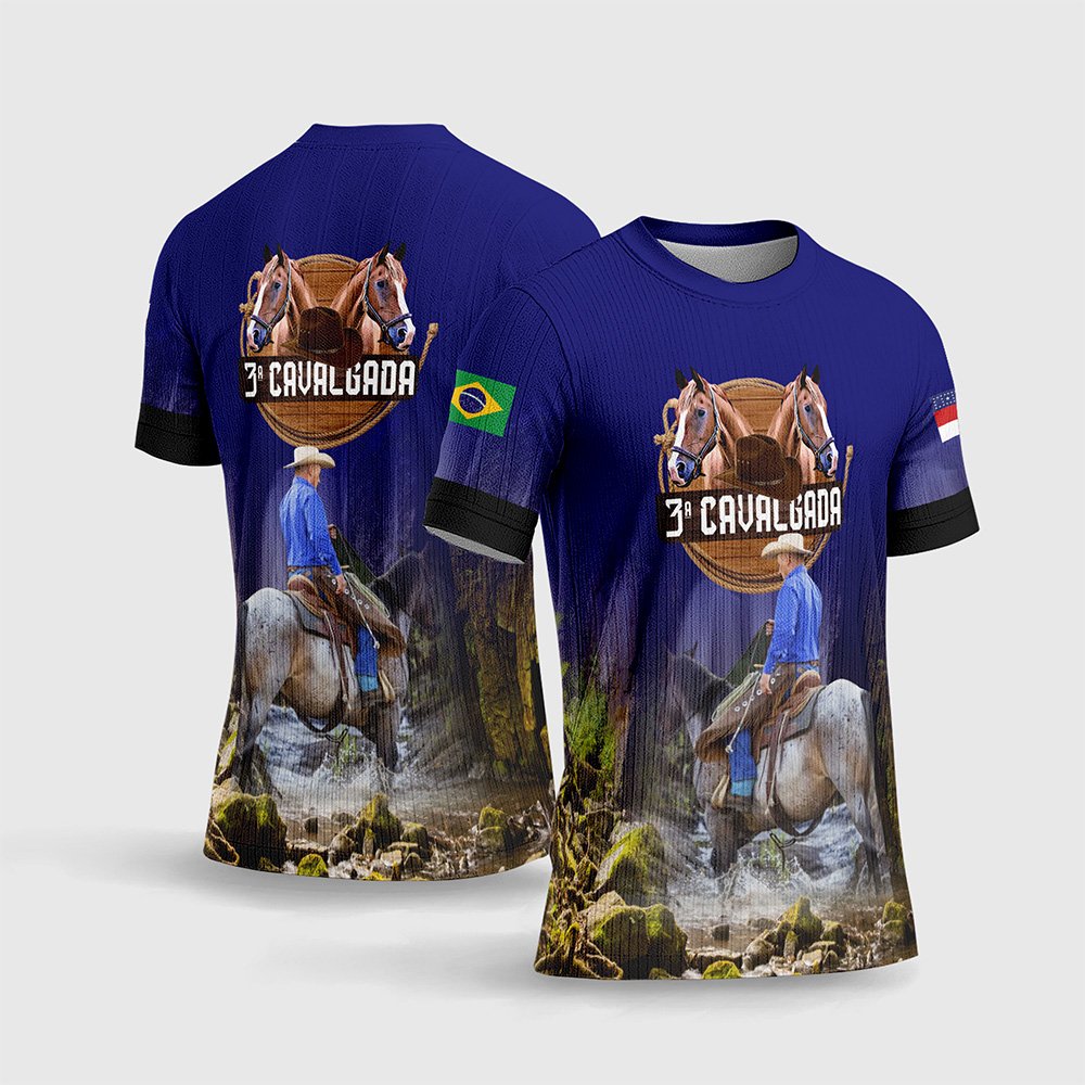 Arte Estampa Vetor Camisa Cavalgada Vaquejada Modelo 04.jpg apresenta o mockup de uma camisa de cavalgada na cor azul royal com ilustração realista de um vaqueiro montado cruzando um rio de pedras, brasão circular com textura de madeira, corda e cabeças de cavalos, com bandeiras do Brasil e de estados nas mangas em sublimação total CorelDRAW.